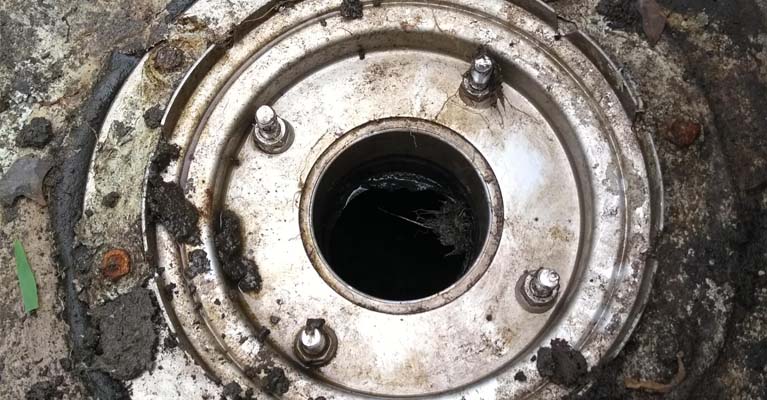 Syphonic outlet being cleaned out.